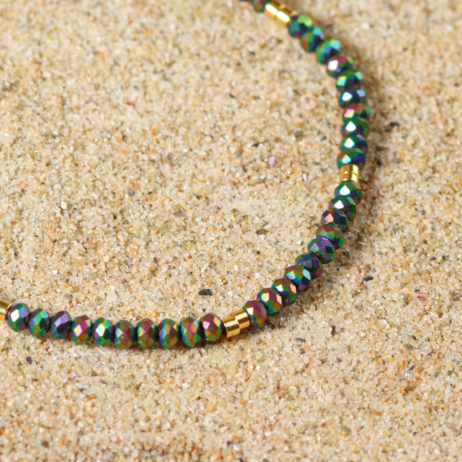 Bijou Elégance doré et perles vertes, création française inspirée de la nature et de la mer.