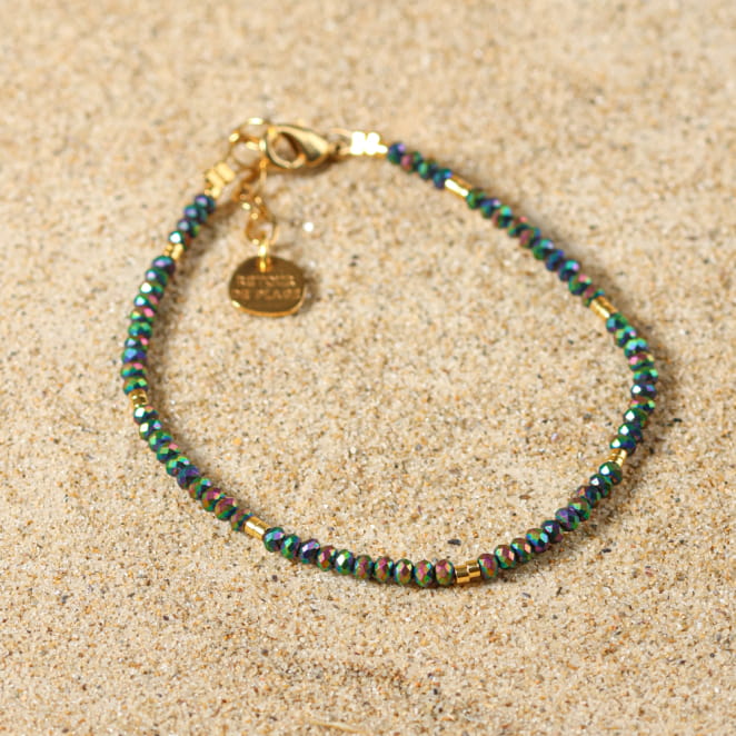 Bracelet Elégance doré à l’or fin et perles vertes, fabrication artisanale française au charme raffiné.