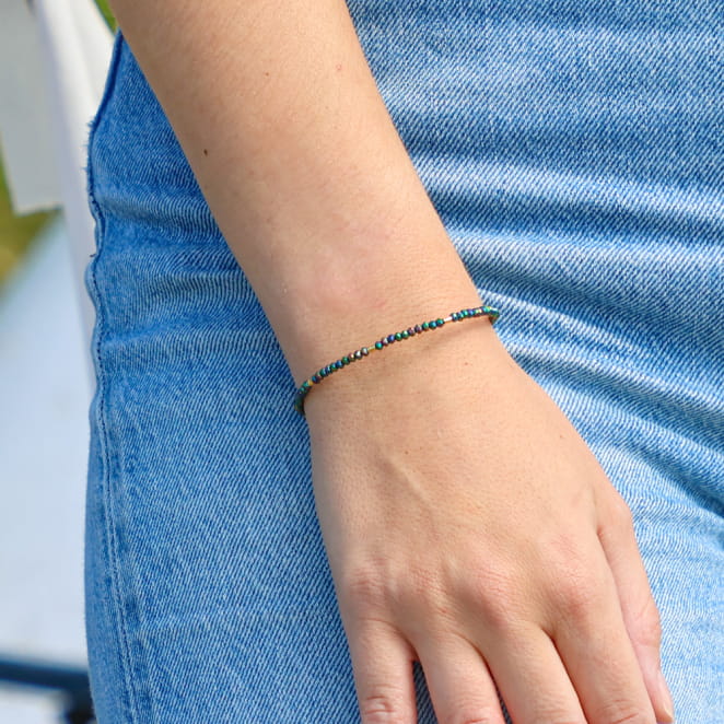 Bracelet Elégance doré à l’or fin et perles vertes, bijou artisanal français raffiné.