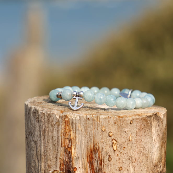 Bijou enfant Malo argenté et perles bleu ciel, création française inspirée de l’océan.