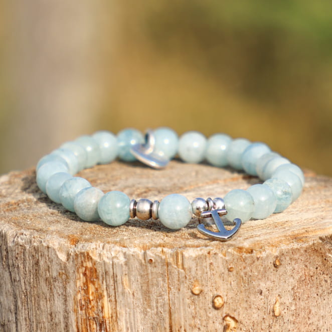 Bracelet enfant Malo en métal plaqué argent et perles bleu ciel, bijou artisanal français au style marin doux.