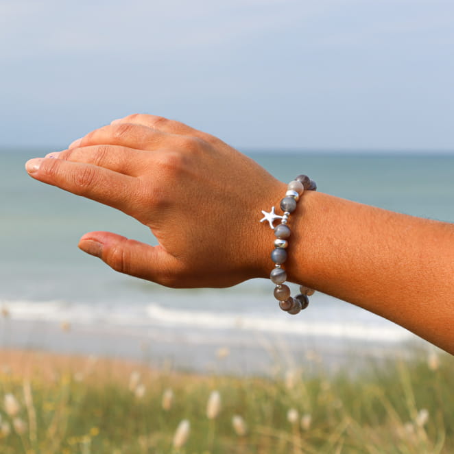 Bracelet Culcita en métal plaqué argent et perles grises, bijou artisanal français élégant