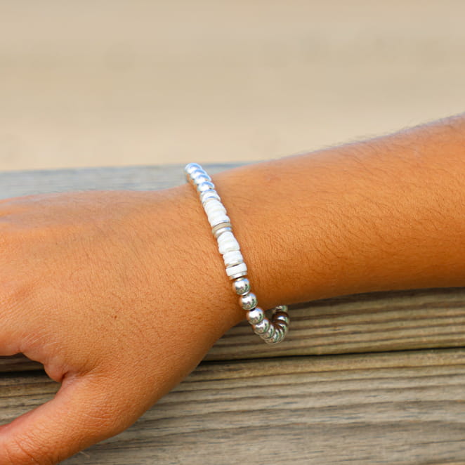 Bracelet Session en métal plaqué argent et perles blanches, création française élégante.