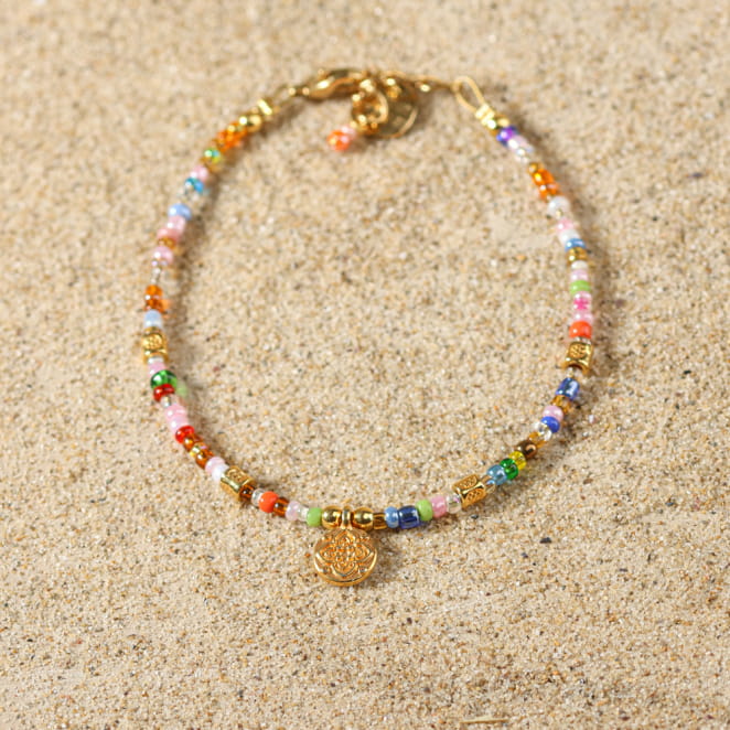 Bracelet Gazelle doré à l’or fin et perles multicolores, bijou artisanal français inspiré des voyages marins.