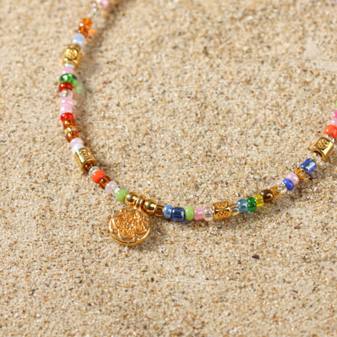 Bijou Gazelle doré à l’or fin et perles colorées, fabrication artisanale française au charme côtier.