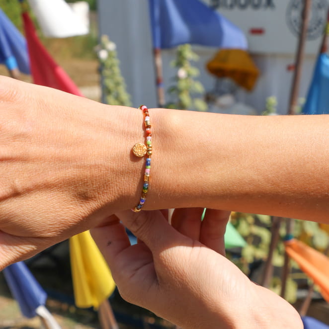 Bracelet Gazelle doré et perles multicolores, création française au style estival et élégant.