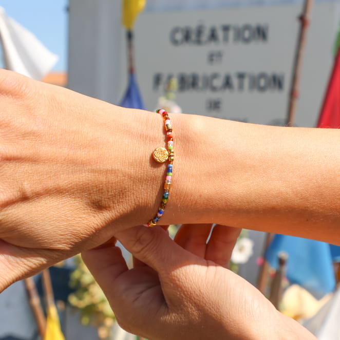 Bracelet Gazelle doré à l’or fin et perles multicolores, bijou artisanal français inspiré des voyages maritimes.