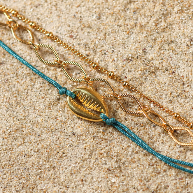 Bracelet Nath doré et perles turquoise, bijou fait main en France inspiré des plages tropicales.