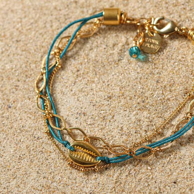 Bracelet Nath doré à l’or fin et perles bleu turquoise, bijou artisanal français inspiré des lagons.