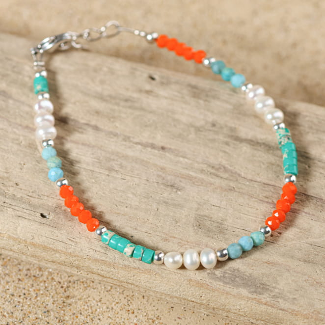 Bracelet Punch en métal plaqué argent et perles multicolores, bijou artisanal français inspiré des rivages lumineux.