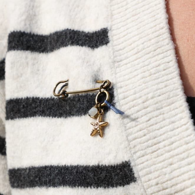 Broche Rive en métal bronze et perle bleu Montana, bijou artisanal français élégant