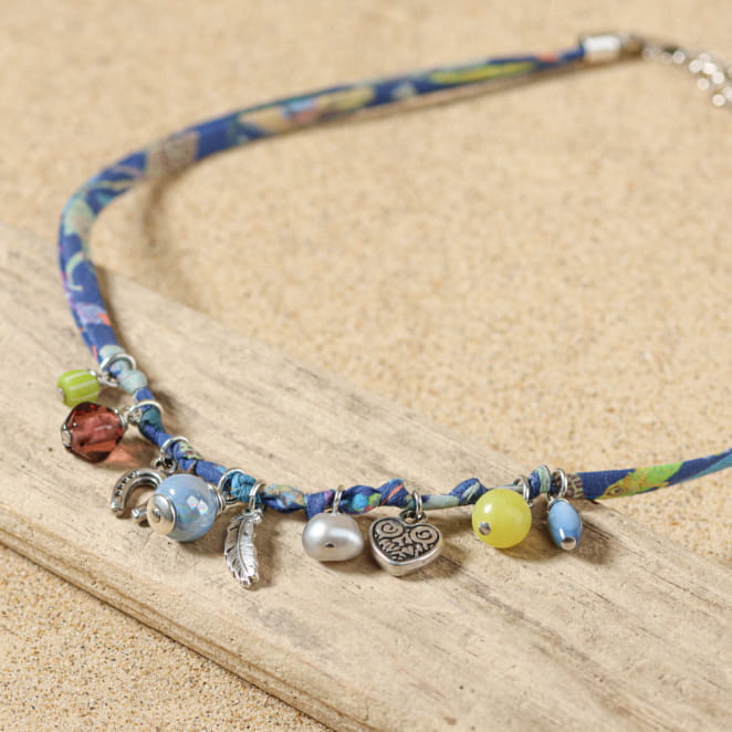 Bijou Annaé argenté et perles multicolores, création artisanale française au ton lumineux.