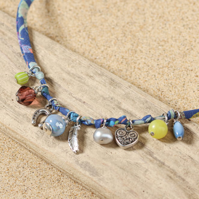 Collier Annaé argenté et perles colorées, fabrication française inspirée des nuances marines.