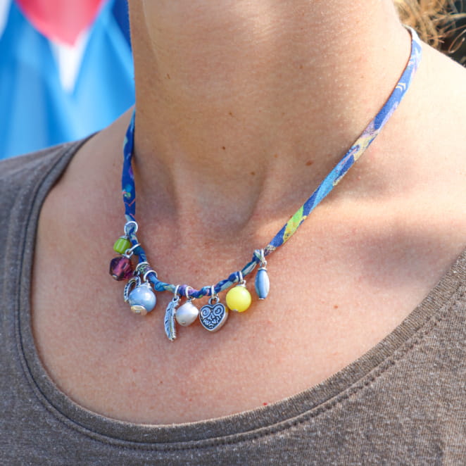 Collier Annaé en métal plaqué argent et perles bleu multicolores, bijou artisanal français lumineux.