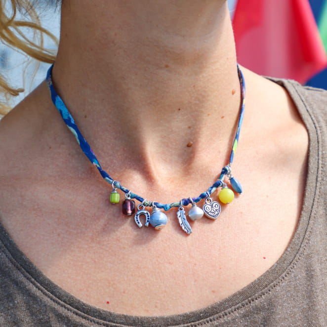 Bijou Annaé argenté et perles multicolores, création française inspirée des nuances océanes.