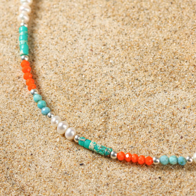 Collier Punch en métal plaqué argent et perles multicolores, bijou artisanal français au style lumineux et marin.