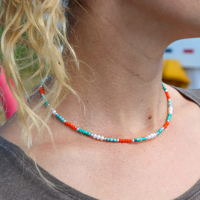 Collier Punch en métal plaqué argent et perles multicolores, création française au style estival.