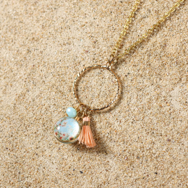 Sautoir Soie doré à l’or fin et pendentif saumon, bijou fait main en France au ton lumineux.