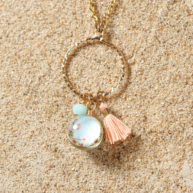 Sautoir Soie doré à l’or fin avec pendentif saumon, bijou artisanal français au style raffiné.