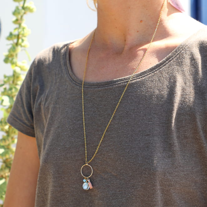 Collier Soie doré à l’or fin avec pendentif saumon, fabrication artisanale française élégante.