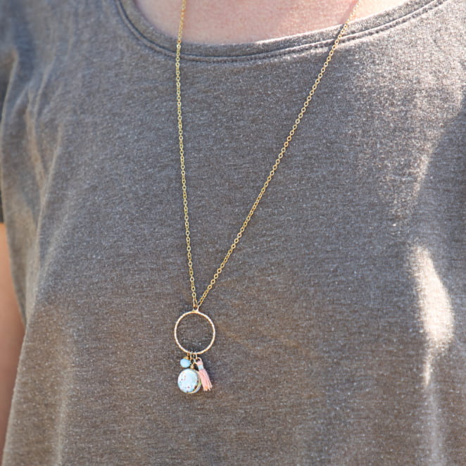 Collier long Soie doré et pendentif saumon, création française inspirée par la douceur estivale.