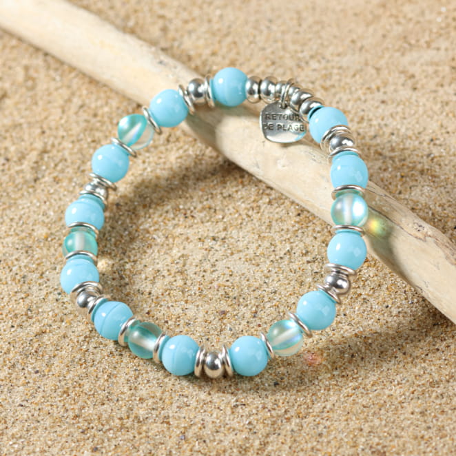 Bracelet enfant Zarina en métal plaqué argent et perles turquoise, bijou artisanal français inspiré de la mer.