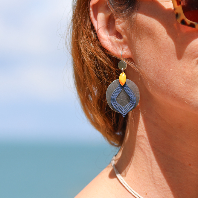 Boucles d'oreilles Sibylle orange et bleu. Fabrication française.