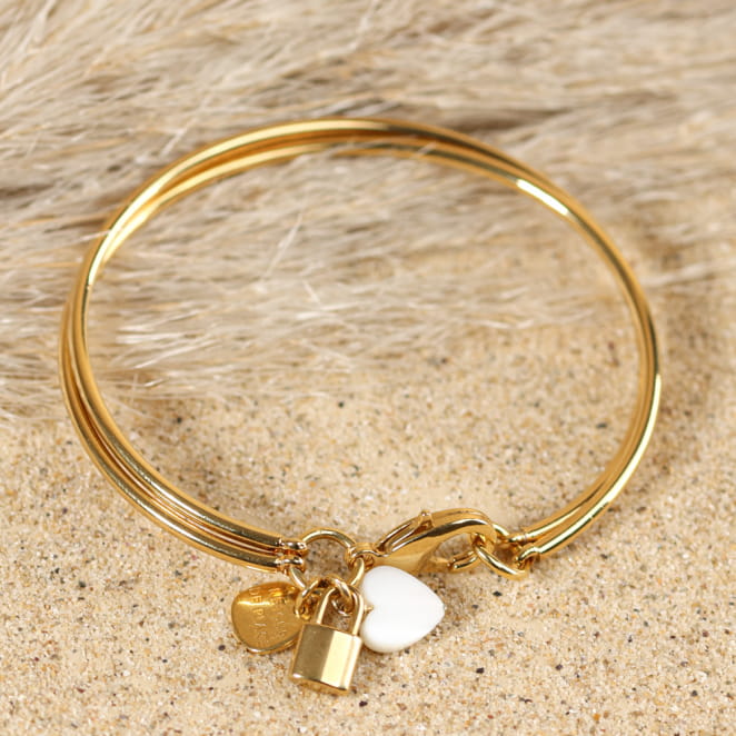 Bracelet doré artisanal avec perles blanches et breloque porte-bonheur, création française