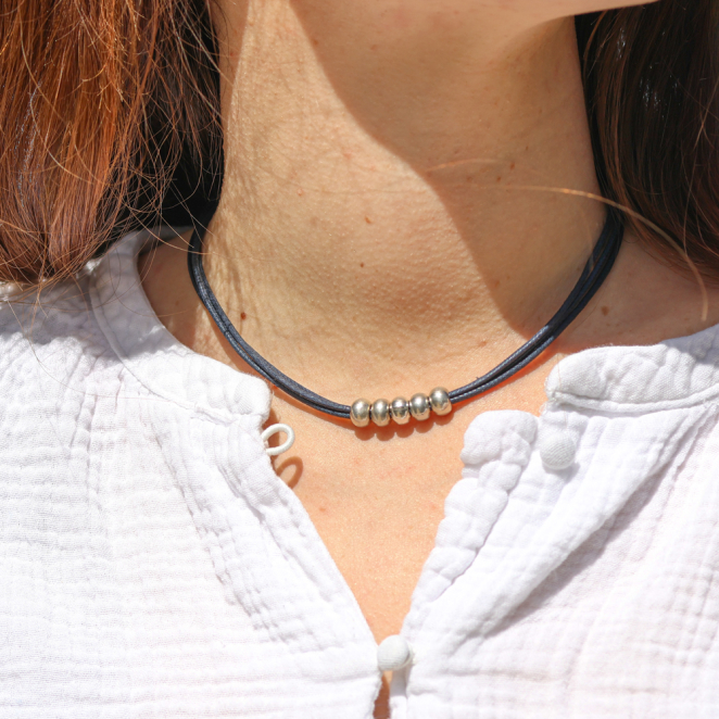 Collier en métal argenté avec pendentif bleu Montana, inspiration marine. Fabrication française.