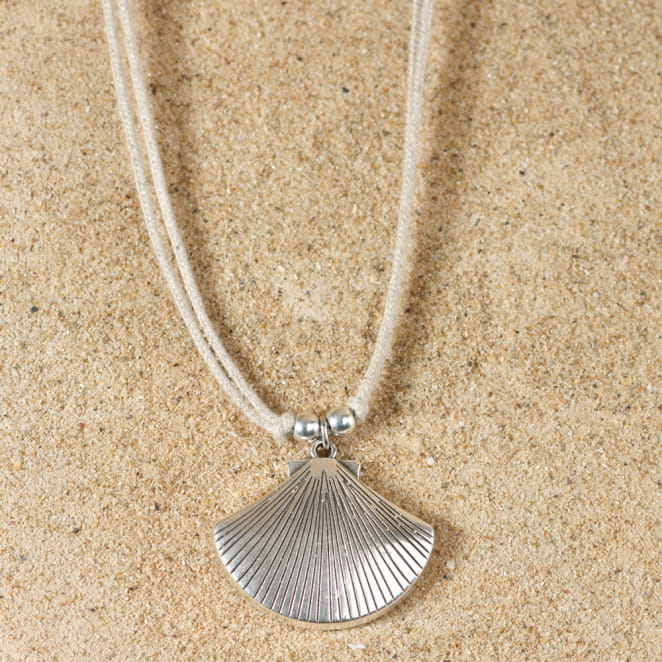 Collier Lavignon en lin avec un pendentif en métal argenté en forme de coquillage. fabrication française.