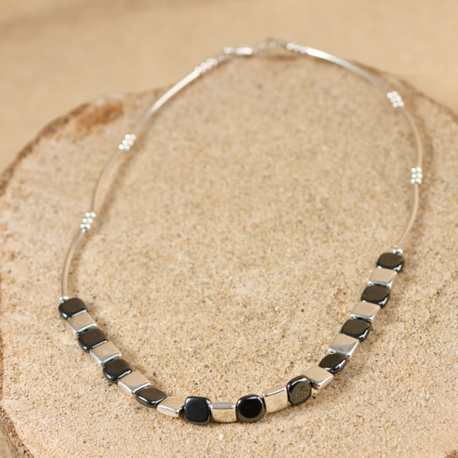 Collier artisanal argenté avec perles grises mosaïque, fabriqué en France