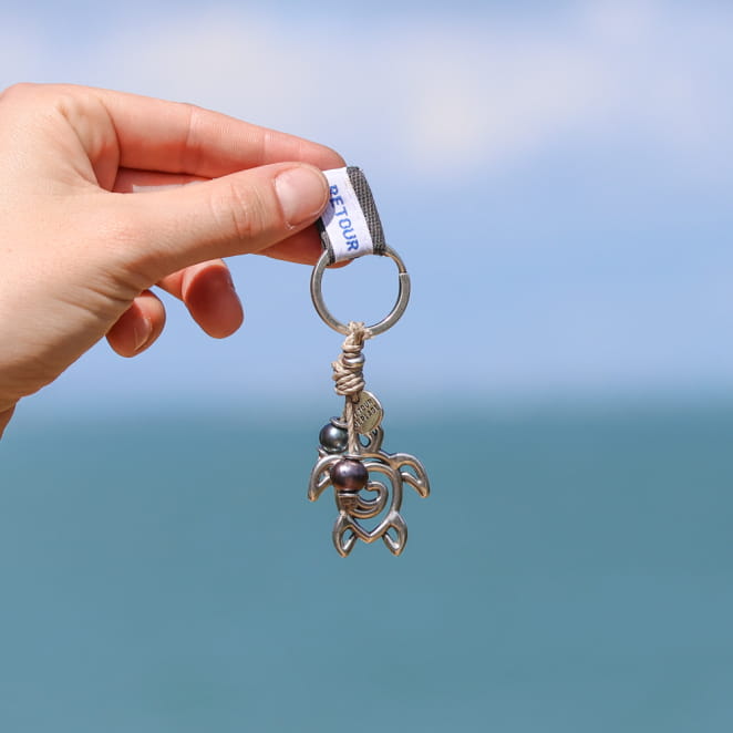 Porte clés Yaffa pendentif tortue argenté et gris. Origine France Garantie.