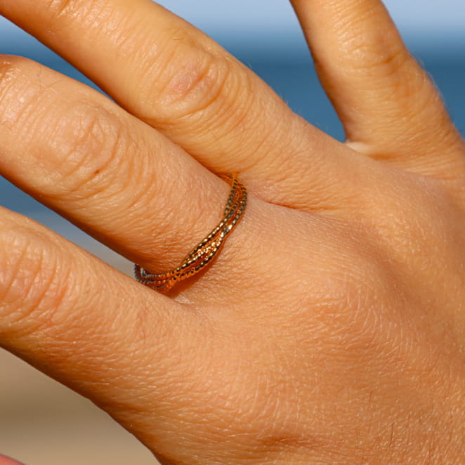 Détail de la bague Tresse avec motif tressé en métal doré, création artisanale française raffinée