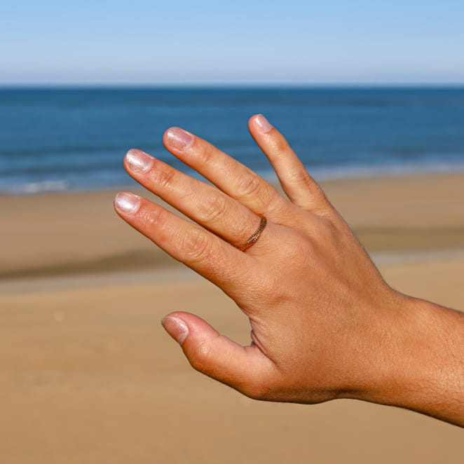 Bague Tresse Retour de Plage en métal doré 24 carats, motif tressé élégant, bijou artisanal fabriqué en France