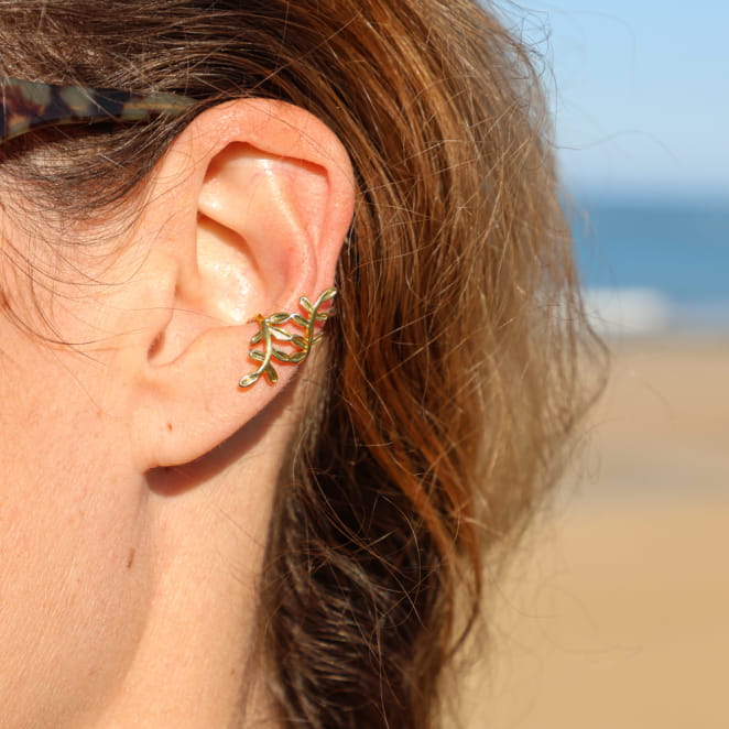 Ear cuff Sakura Retour de Plage en métal doré 24 carats, motif de feuilles entrelacées, bijou artisanal fabriqué en France