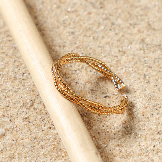 Bague Tressé en métal doré à la main, création artisanale française.