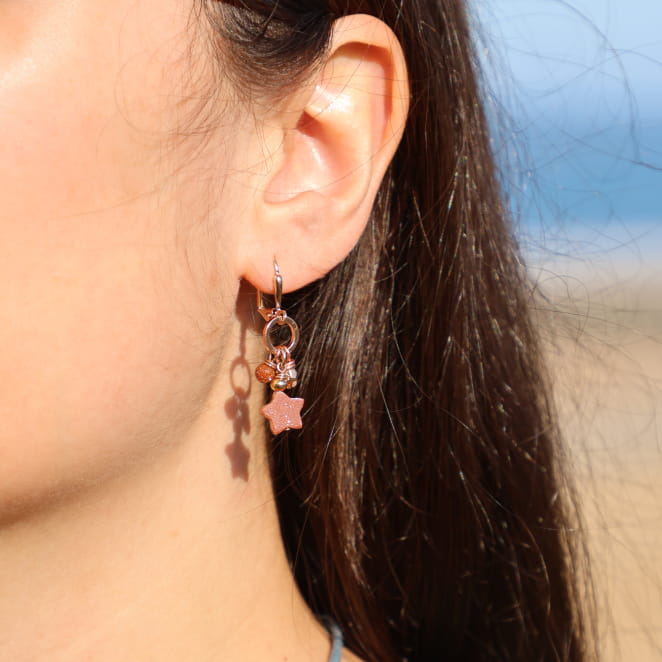 Boucles d'oreilles Samedi Retour de Plage en métal doré rose, ornées d'une étoile et d'une perle en pierre de sable marron, montées sur dormeuses – bijou artisanal fabriqué en France