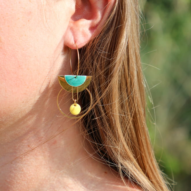 Boucles d’oreilles Miami en métal doré et perles émeraude, fabrication artisanale française.