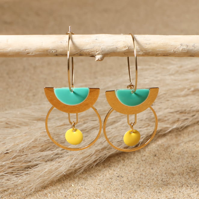 Boucles d’oreilles Miami en métal doré et pendentifs émeraude, fabrication artisanale française.