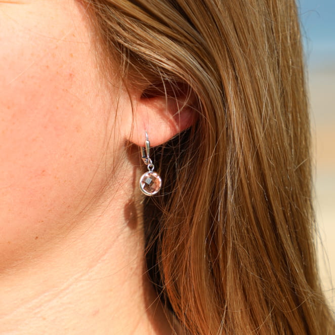 Boucles d’oreilles Faustine en métal argenté et perles rose pâle, création artisanale française.