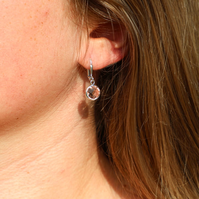 Boucles d’oreilles Faustine en métal argenté avec perles rose pâle, fabrication artisanale française.