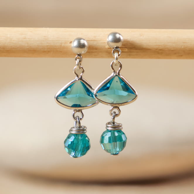 Boucles d’oreilles Joëlle en métal plaqué argent et perles turquoise, création artisanale française.