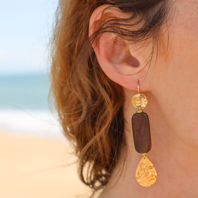 Boucles d’oreilles Neko en métal doré et perles marron, création artisanale française.