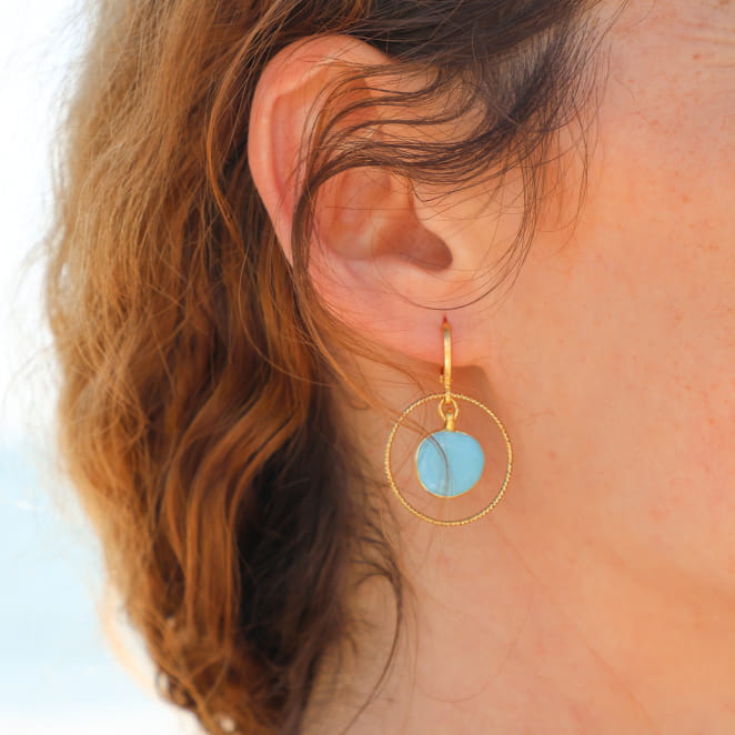Boucles d’oreilles Zagora en métal doré et perles bleu ciel, bijou artisanal fabriqué en France.