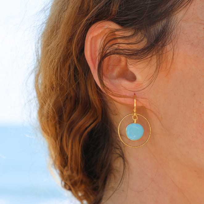 Boucles d’oreilles Zagora en métal doré et perles bleu ciel, fabrication artisanale française.