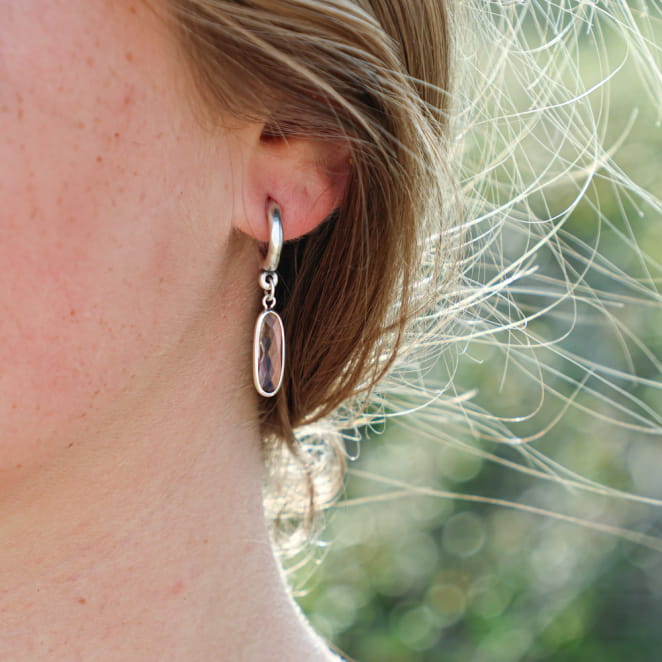 Boucles d’oreilles Galante en métal argenté et perles rose pâle, bijou artisanal français.