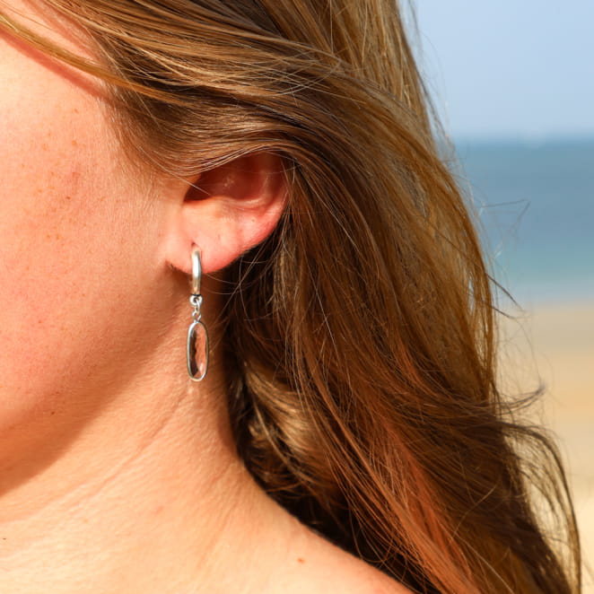 Boucles d’oreilles Galante en métal argenté et perles rose pâle, bijou artisanal français.