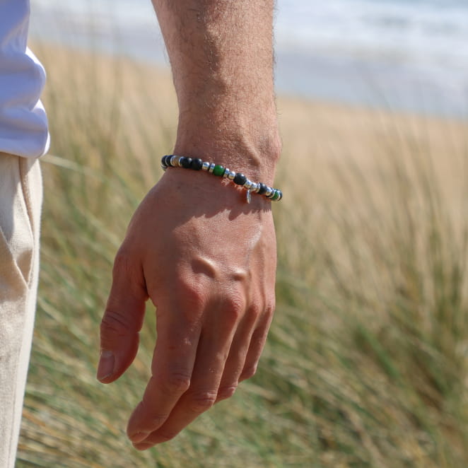 Bracelet homme Naoki en cordon vert bouteille avec perles multicolores et fermoir argenté, fabrication française.
