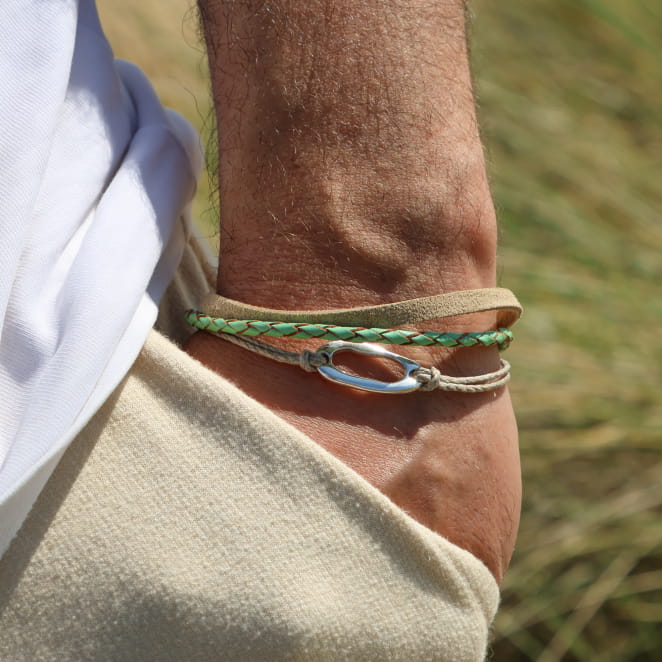 Bracelet Samuel vert amande porté, bijou artisanal fabriqué en France.