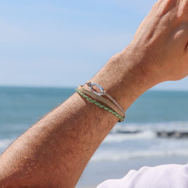 Bracelet Samuel homme en cordon vert amande et fermoir métal plaqué argent, bijou artisanal français.